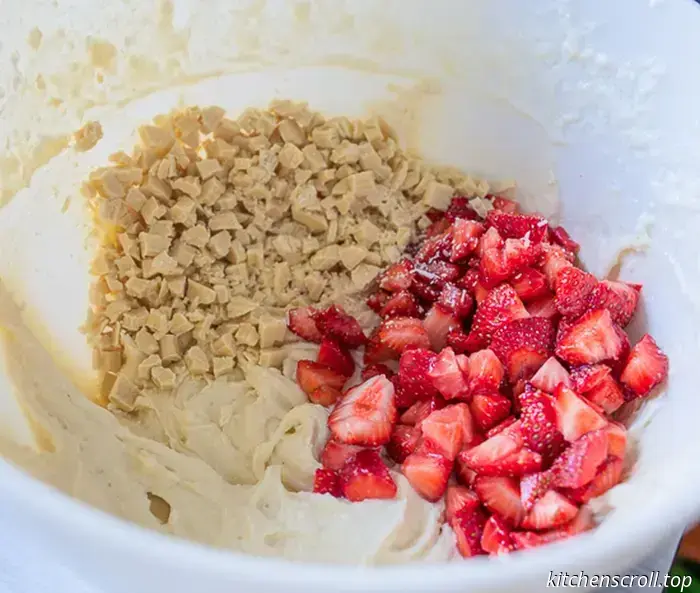 Muffins with strawberries and white chocolate on the Delicious Blog
