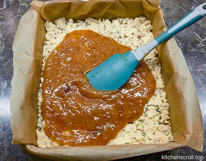 Biscotti croccanti con marmellata e mandorle su Un Blog Gustoso