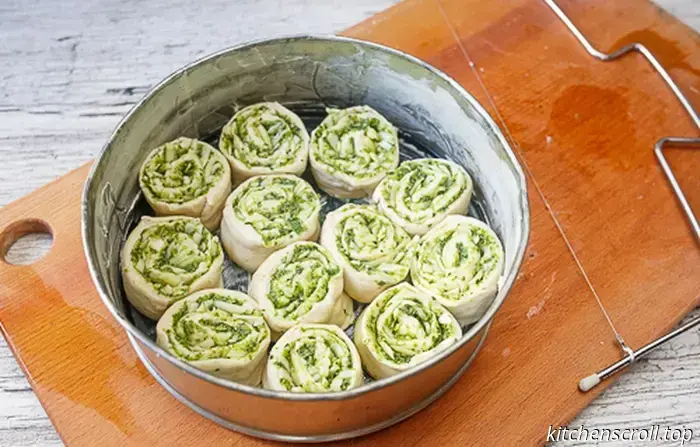 Lunch rolls with pesto and mozzarella on the Delicious Blog