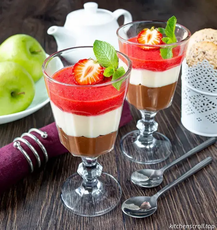 Budino al cioccolato e vaniglia con fragole su un delizioso blog