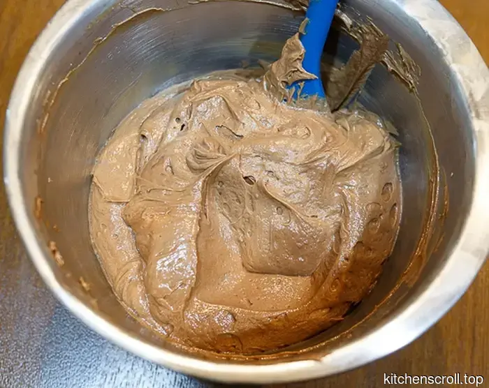 Bananenkuchen mit Schokoladenkrümeln und Schokoladencreme auf dem Leckeren Blog
