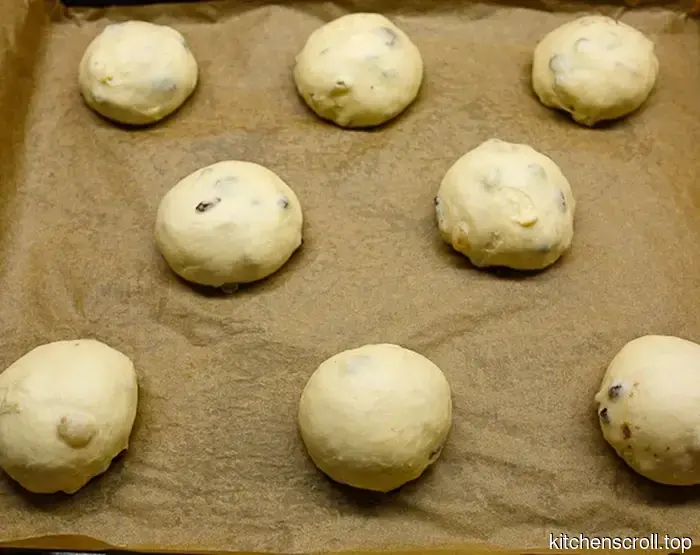 Cardamom rolls with raisins and cherries on the Tasty Blog