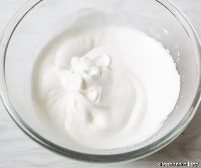 Шоколадный рулет с вишней в алкогольном сиропе на Вкусном Блоге.