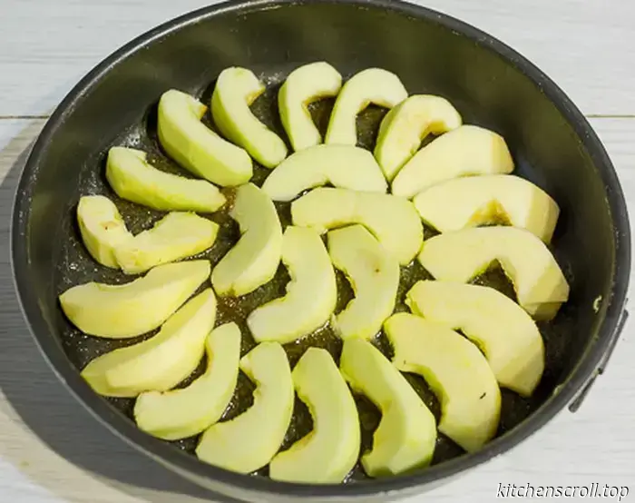 Pastel de jengibre invertido con manzanas en el Blog Delicioso