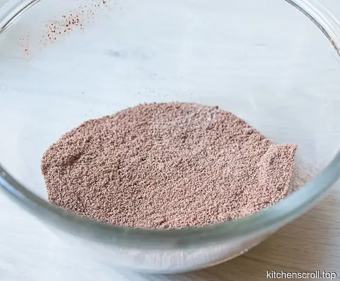 Шоколадный рулет с вишней в алкогольном сиропе на Вкусном Блоге.