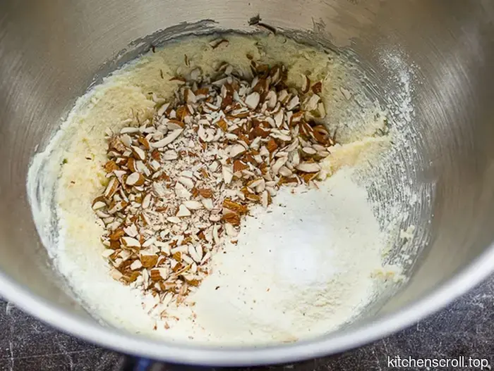 Хрустящее печенье с начинкой из джема и миндаля на Вкусном Блоге.