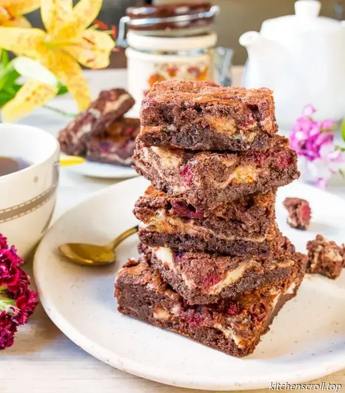 Brownie con crema di formaggio e lamponi su un delizioso blog