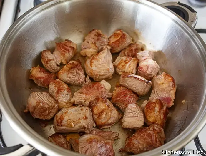 Ragù di manzo al pomodoro con salsicce piccanti su Blog Gustoso