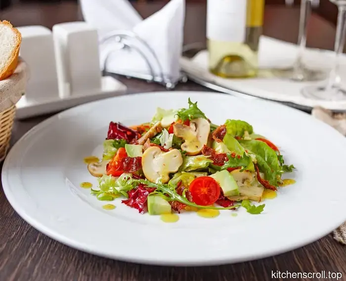 Salat mit Champignons, Avocado und knusprigem Speck auf dem Leckeren Blog