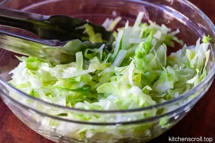 hot dog con iceberg marinato e patatine