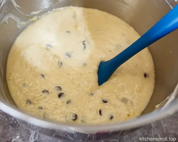 Bananenkuchen mit Schokoladenkrümeln und Schokoladencreme auf dem Leckeren Blog