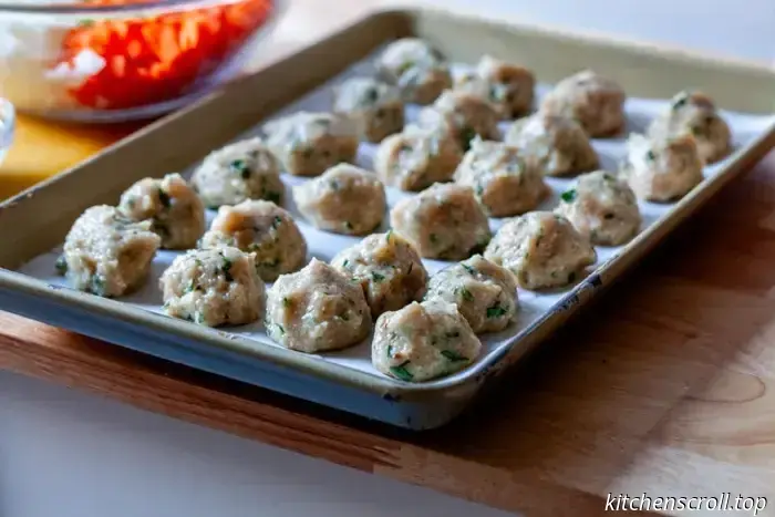 sopa de pollo con albóndigas y fideos