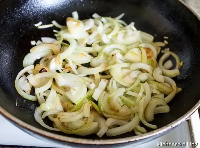 Ragù di manzo al pomodoro con salsicce piccanti su Blog Gustoso