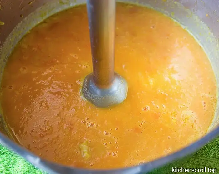 Kürbiscremesuppe mit gebratenem scharfen Hackfleisch auf dem Leckeren Blog