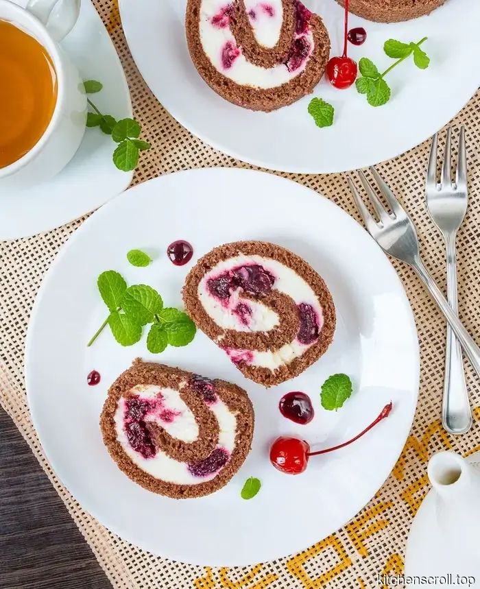 Шоколадный рулет с вишней в алкогольном сиропе на Вкусном Блоге.