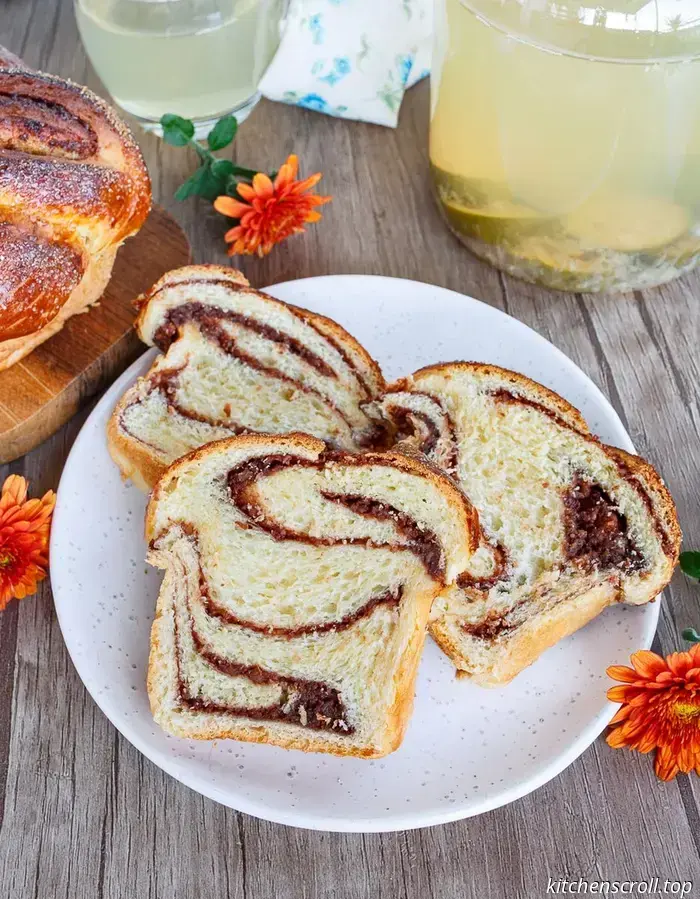 Bollo dulce en espiral con relleno de chocolate y nueces en el Blog Delicioso.