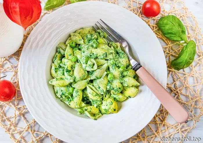 Pasta in green cream sauce with peas and spinach on the Delicious Blog