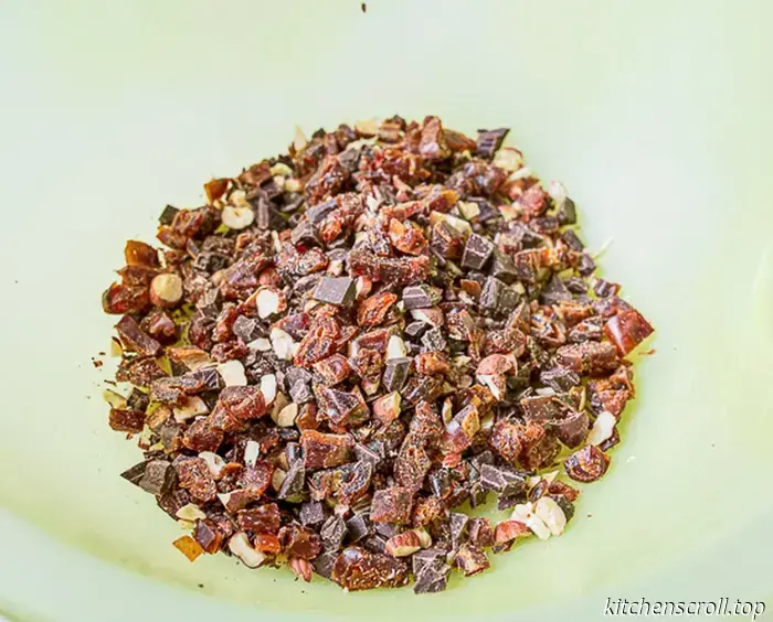 Ein süßes Brötchen mit Schokolade und knusprigem Streusel auf dem leckeren Blog.