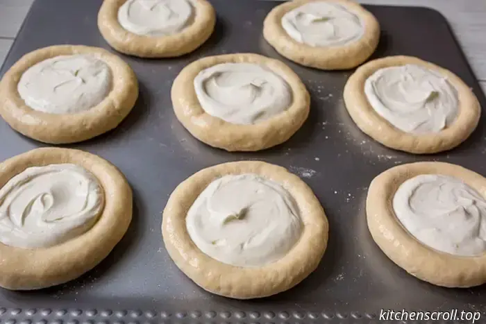 Sour cream buns on the Delicious Blog