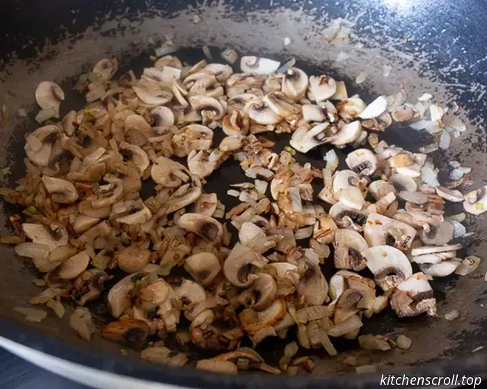Eingelegter Kuchen mit Fleisch und Pilzen auf einem leckeren Blog