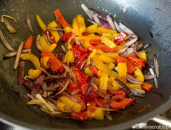 Курица в томатно-сливочном соусе со шпинатом на Вкусном Блоге.