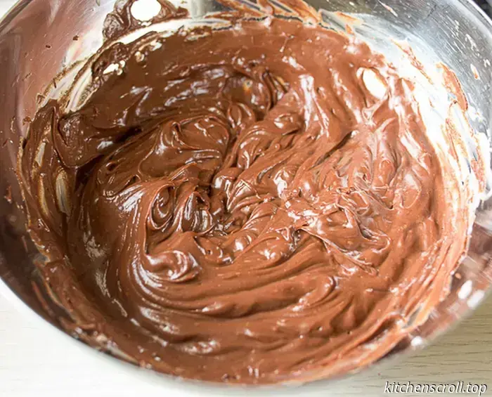 Budino al cioccolato e vaniglia con fragole su un delizioso blog