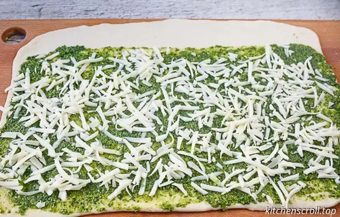 Lunch rolls with pesto and mozzarella on the Delicious Blog