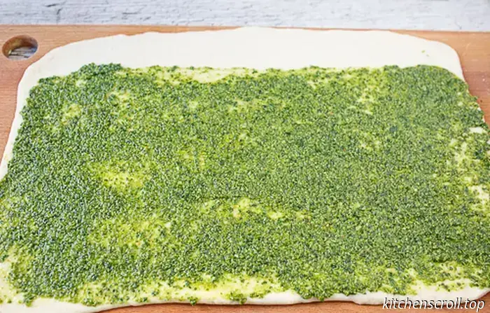 Lunch rolls with pesto and mozzarella on the Delicious Blog
