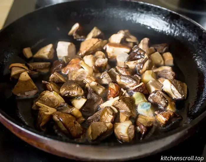 Un guazzabuglio di cavolo con salsicce e funghi su Blog Gustoso