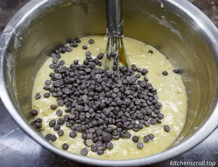 Banana cake with a chocolate crust on the Delicious Blog