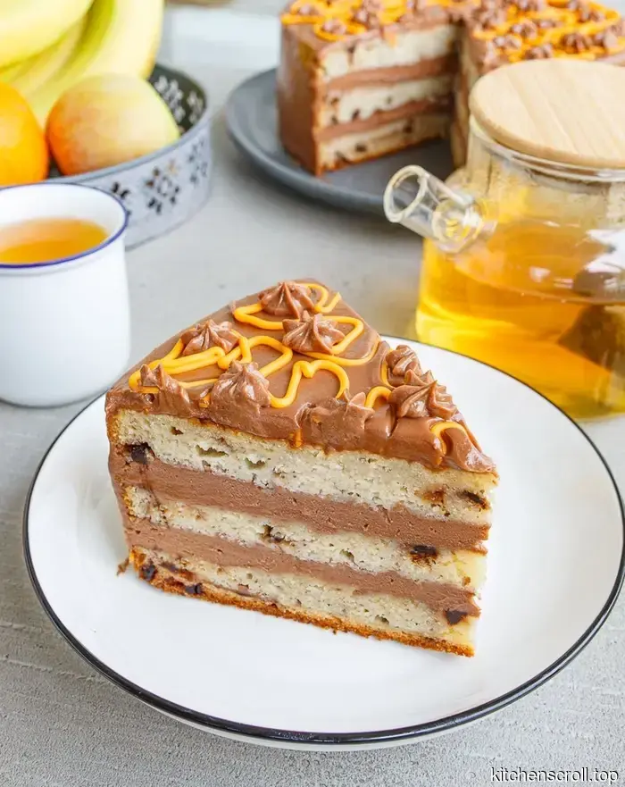 Bananenkuchen mit Schokoladenkrümeln und Schokoladencreme auf dem Leckeren Blog