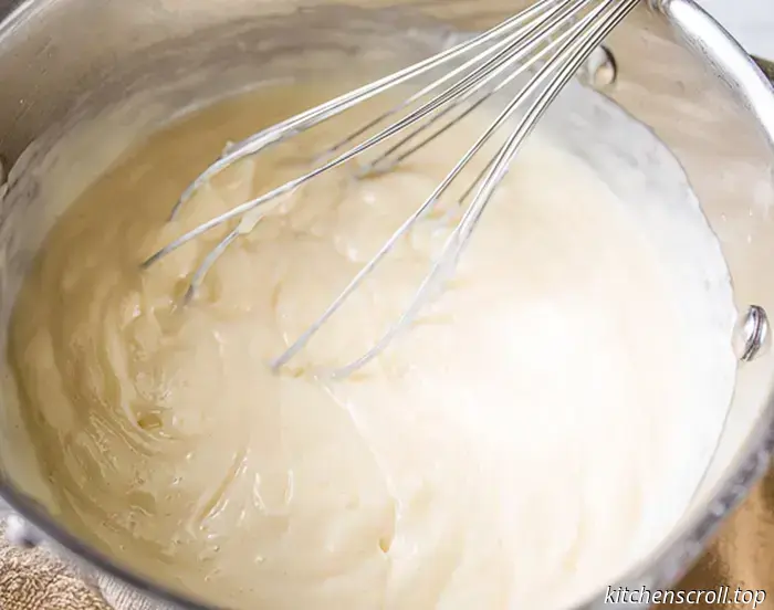 Budino al cioccolato e vaniglia con fragole su un delizioso blog