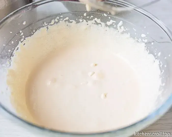 Budino al cioccolato e vaniglia con fragole su un delizioso blog