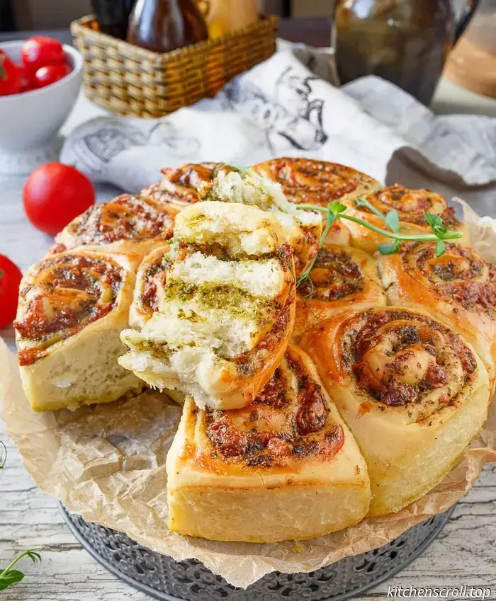Lunch rolls with pesto and mozzarella on the Delicious Blog