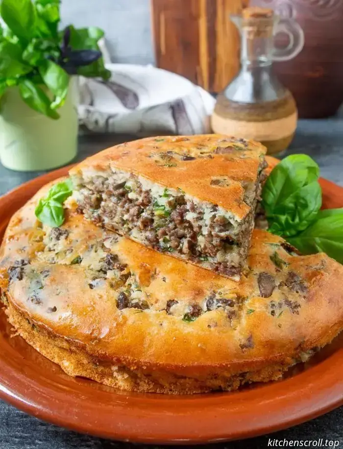 Eingelegter Kuchen mit Fleisch und Pilzen auf einem leckeren Blog