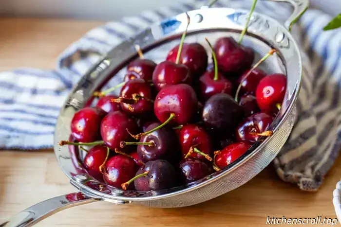 burrata con ciliegie schiacciate e pistacchi