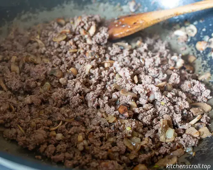 Eingelegter Kuchen mit Fleisch und Pilzen auf einem leckeren Blog