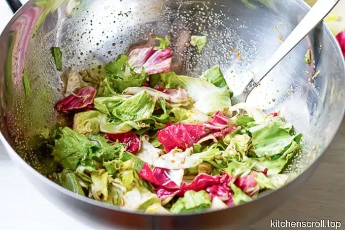 Salat mit Champignons, Avocado und knusprigem Speck auf dem Leckeren Blog