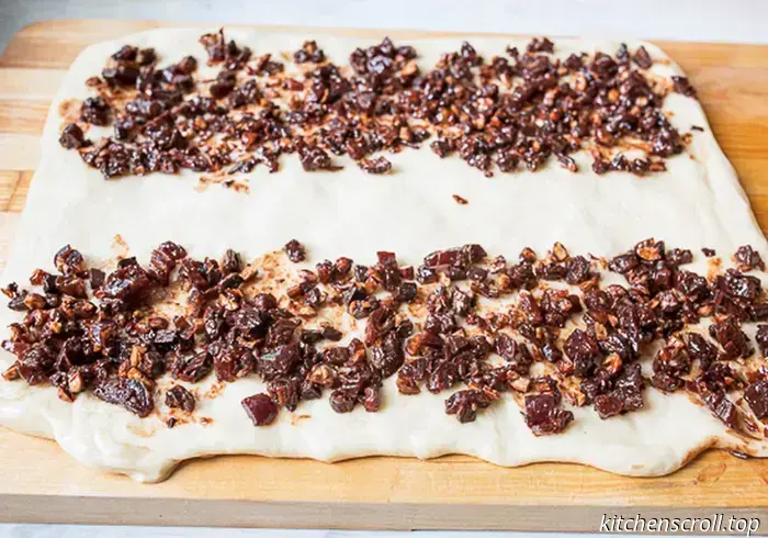 Ein süßes Brötchen mit Schokolade und knusprigem Streusel auf dem leckeren Blog.